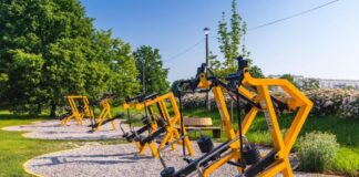 Przyhotelowe strefy rekreacji – bezpieczne place zabaw i siłownie zewnętrzne