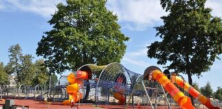 Funkcjonalność i bezpieczeństwo placu zabaw – jak je osiągnąć?