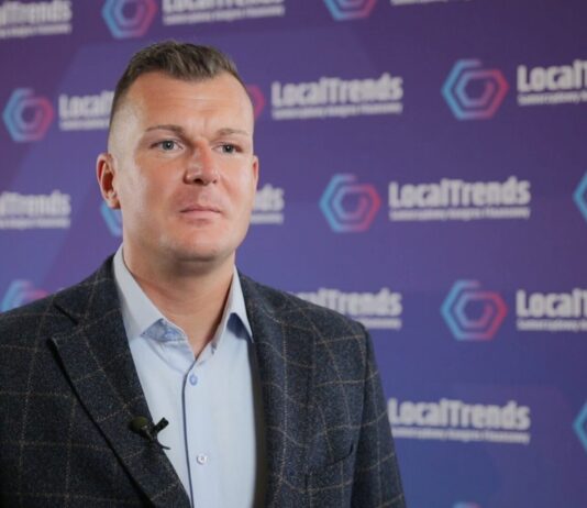 Polskie samorządy chcą wdrażać rozwiązania z użyciem sztucznej inteligencji. Wyzwaniem jest brak świadomości, jak zacząć i gdzie można ją zastosować